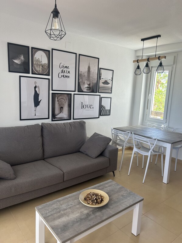 Smart TV - Very well-equipped family apartment in a quiet golf course with swimming pool. (Roldán)