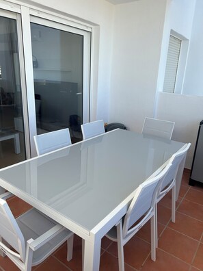 Outdoor dining - Very well-equipped family apartment in a quiet golf course with swimming pool. (Roldán)