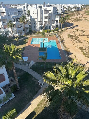 Very well-equipped family apartment in a quiet golf course with swimming pool.