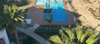 Very well-equipped family apartment in a quiet golf course with swimming pool.