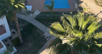 Very well-equipped family apartment in a quiet golf course with swimming pool.