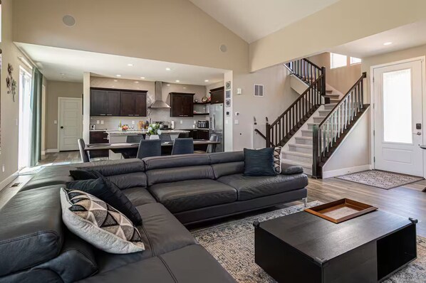 Smart TV, video games, books, stereo - Tanner Peak: Wellness • Business • Entertainment (Brighton)