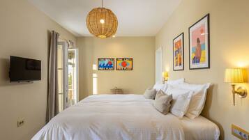 4 bedrooms, iron/ironing board, bed sheets