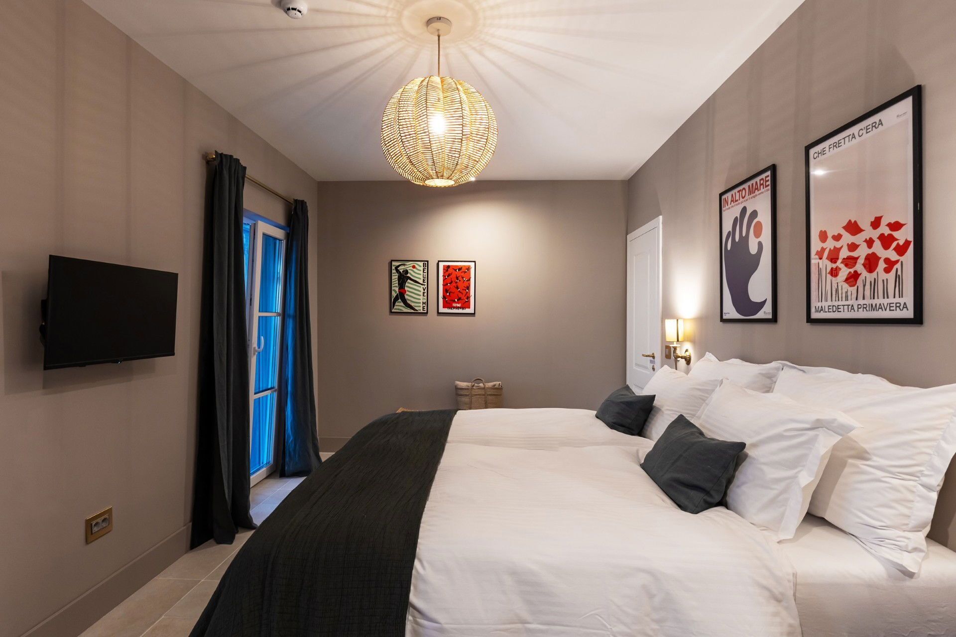 4 bedrooms, iron/ironing board, bed sheets