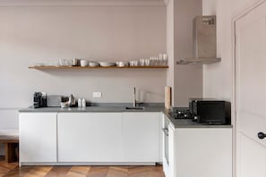 Réfrigérateur, four, plaque de cuisson, lave-vaisselle