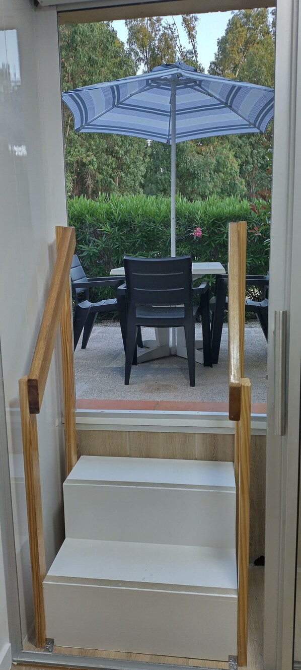 Outdoor dining - Magnificent Studio close to the sea. (Calvi)