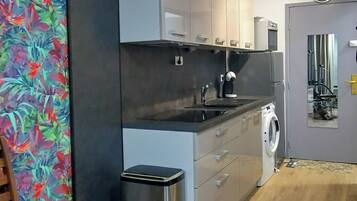 Microwave, oven, stovetop, coffee/tea maker