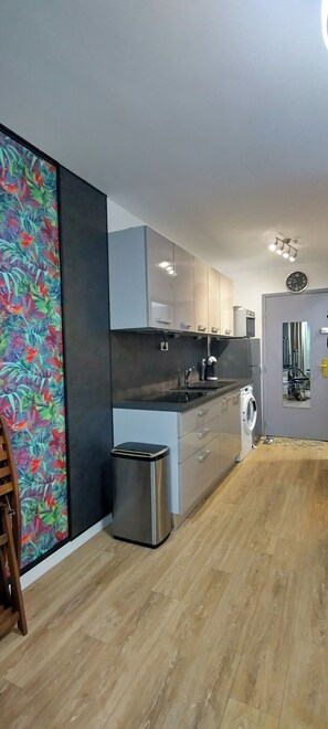 Microonde, forno, piano cottura, macchina per tè/caffè