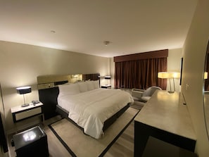 Deluxe Room, 1 King Bed | Desk, laptop workspace, iron/ironing board, free WiFi
