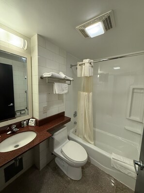 Combined shower/tub, free toiletries, hair dryer, towels - NOVA HOTEL BRONX (Bronx)