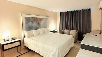 豪華客房, 1 張特大雙人床 | 書桌、筆電工作空間、熨斗/熨衣板、免費無線上網