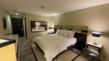 Deluxe Room, 1 King Bed | Desk, laptop workspace, iron/ironing board, free WiFi