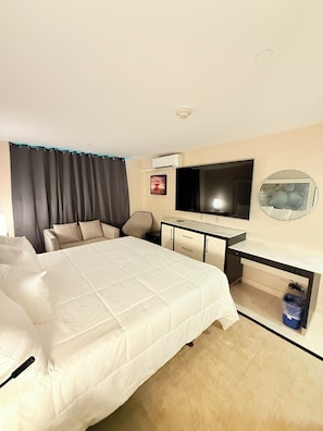 Deluxe kamer, 1 kingsize bed | Een bureau, een laptopwerkplek, een strijkplank/strijkijzer, gratis wifi