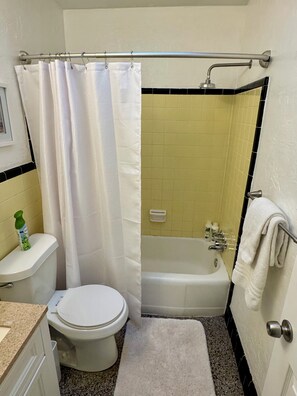 Secadora de cabello, toallas, jabón, papel de baño 
