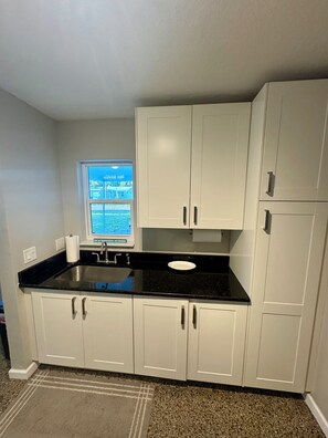 Haartrockner, Handtücher, Seife, Toilettenpapier