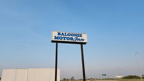 A sign for Balconie Motor Inn.