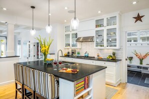 Fridge, oven, stovetop, coffee/tea maker