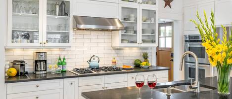 Fridge, oven, stovetop, coffee/tea maker