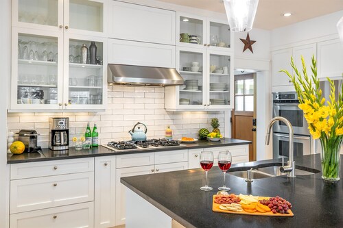 Chic Home with Stunning Patio, 5-min drive to Downtown