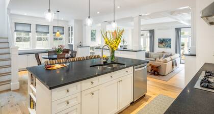 Chic Home with Stunning Patio, 5-min drive to Downtown
