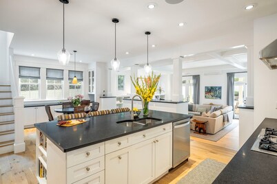 Chic Home with Stunning Patio, 5-min drive to Downtown