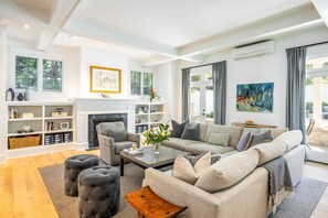 Smart TV, fireplace, table tennis