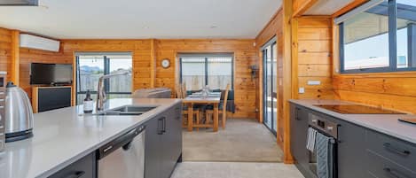 Kylskåp, mikrovågsugn, diskmaskin och brödrost