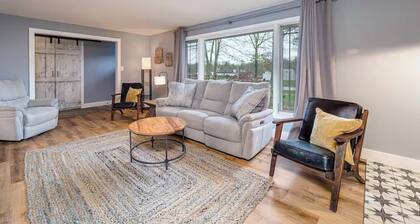 Cheerful & cozy farmhouse 2 bedroom home