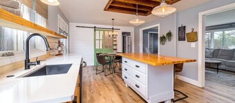 Cheerful & cozy farmhouse 2 bedroom home