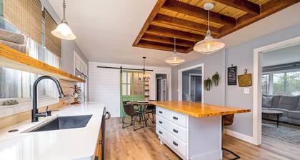 Cheerful & cozy farmhouse 2 bedroom home