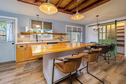 Cheerful & cozy farmhouse 2 bedroom home