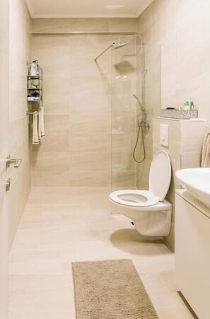 Shower, hair dryer, towels, soap - MT One-bedroom boho apartment, Budva (Budva)