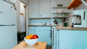 Fridge, oven, coffee/tea maker, toaster