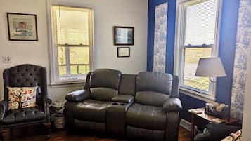 Télévision, lecteur de DVD, livres