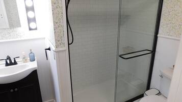 淋浴设施、吹风机、毛巾、肥皂