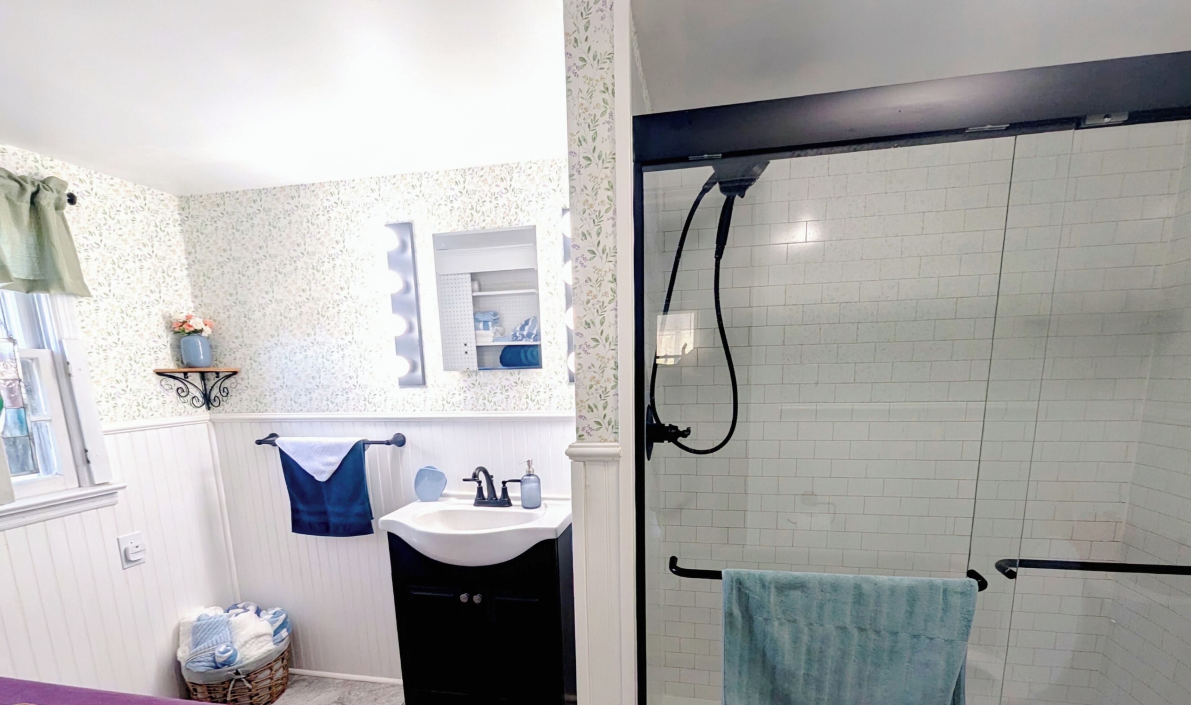 シャワー、ヘアドライヤー、タオル、石鹸