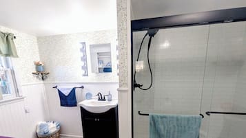 シャワー、ヘアドライヤー、タオル、石鹸