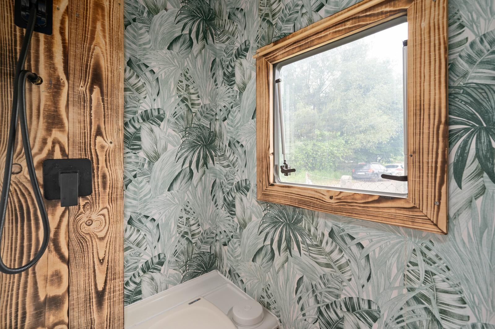 Dusch, handdukar, tvål och toalettpapper