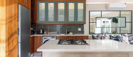 Refrigerador, microondas, horno, placa de cocina