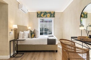 2 bedrooms, in-room safe, iron/ironing board, WiFi - Serene Greenpoint Escape With Private Garden (Cape Town)