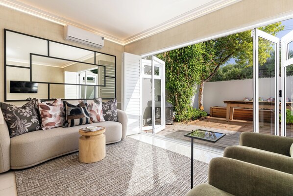 TV, fireplace - Serene Greenpoint Escape With Private Garden (Cape Town)