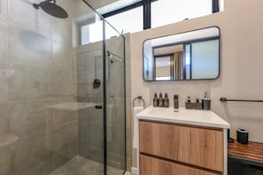 Douche, séchoir à cheveux, serviettes fournies, savon