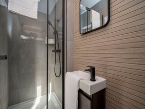 Douche, sèche-cheveux, serviettes fournies