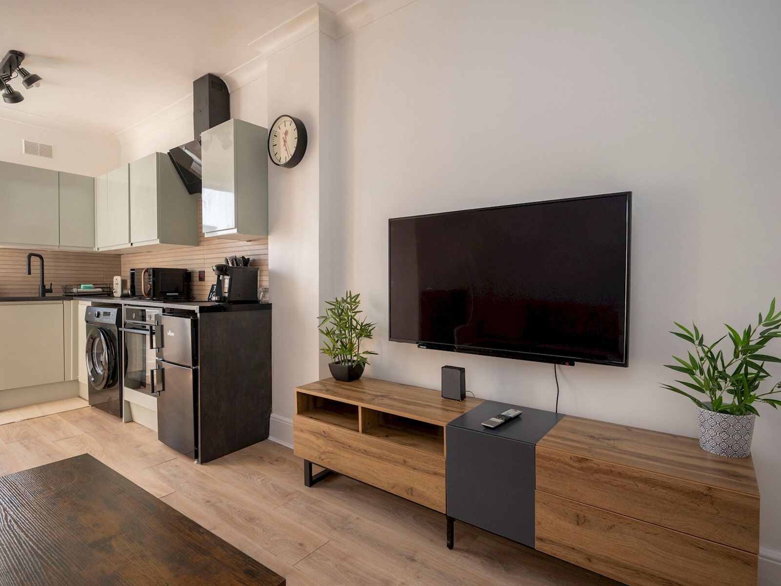 Fridge, microwave, oven, coffee/tea maker