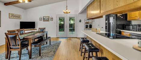 Kjøleskap, mikrobølgeovn, ovn og kokeplater