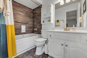 Jetted bath, hair dryer, towels, soap - 4 Bedroom Family-Friendly Retreat w/ Yard (Broken Arrow)