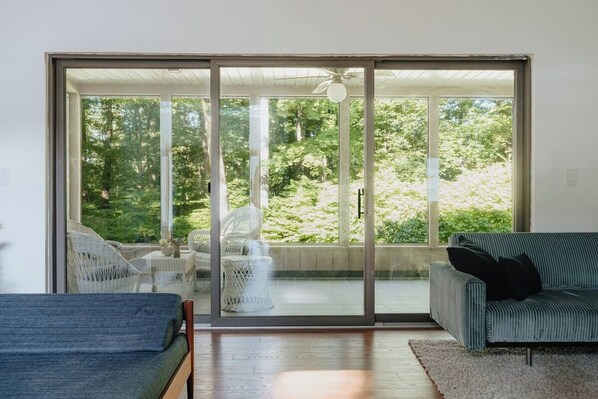 Living area - Wooded Rhinebeck-Beacon area Escape w/Outdoor Spa (Hyde Park)