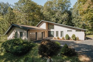 Exterior - Wooded Rhinebeck-Beacon area Escape w/Outdoor Spa (Hyde Park)