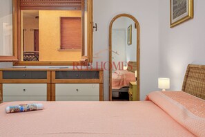 1 chambre, fer et planche à repasser, draps fournis