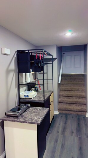 Kühlschrank, Mikrowelle, Herdplatte, Wasserkocher mit Kaffee-/Teezubehör